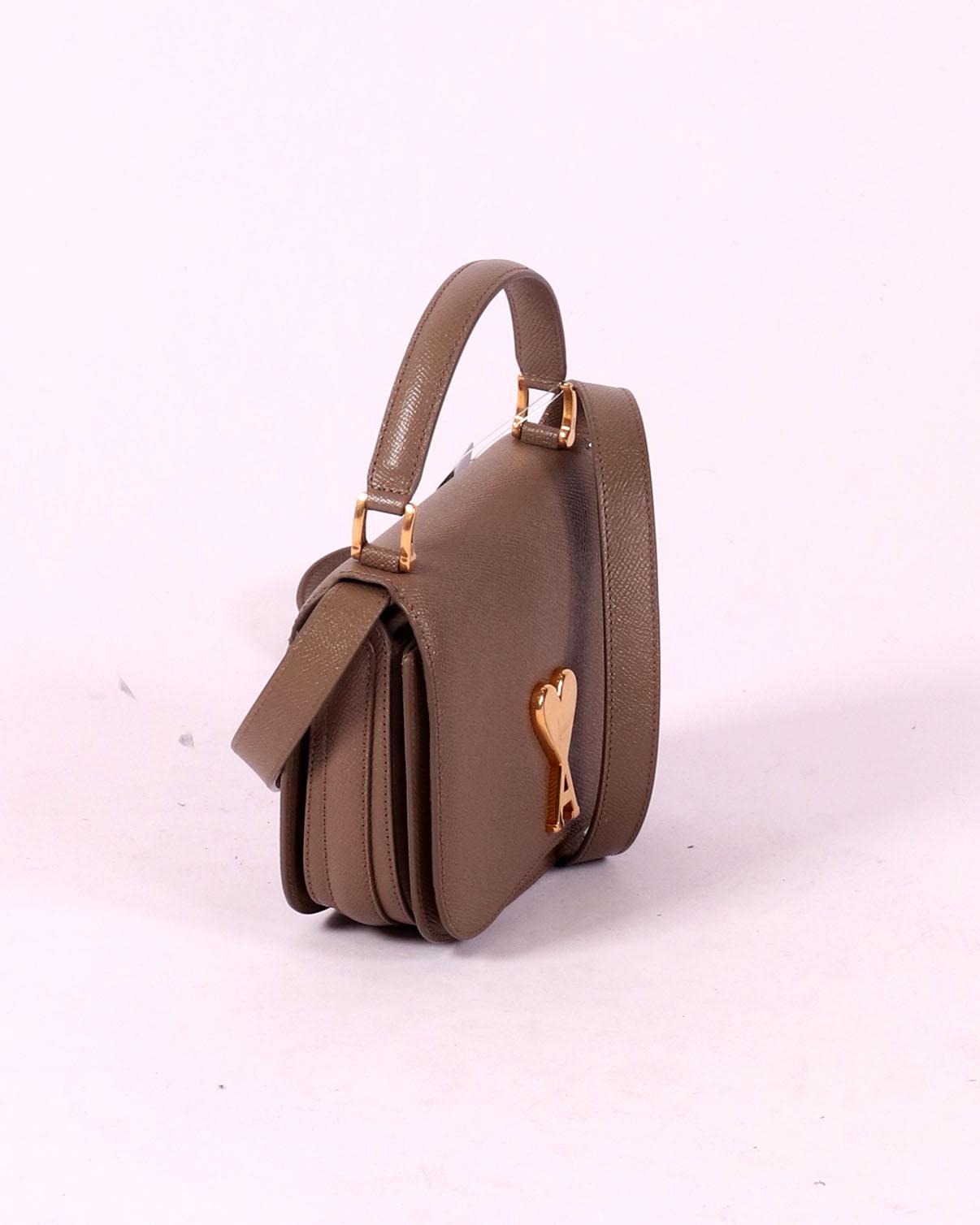 Taupe crossbody tas van Ami met goudkleurig logo