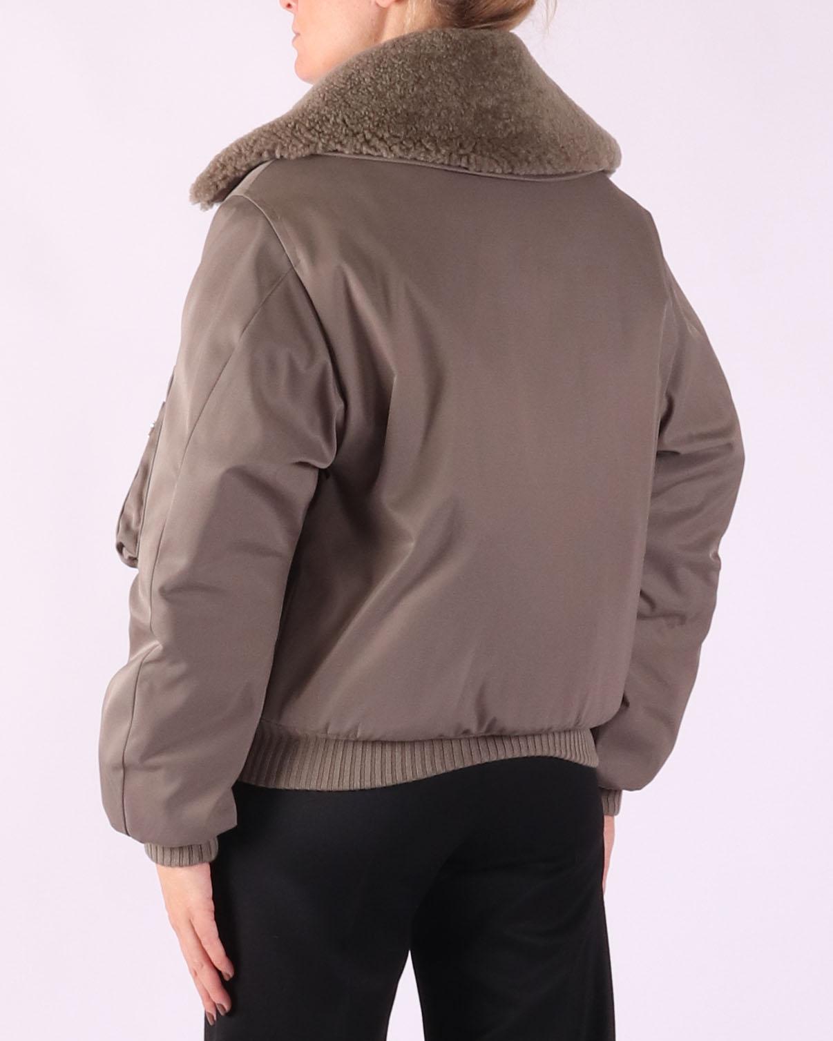 Taupe dames bomberjack van Ami met ritssluiting