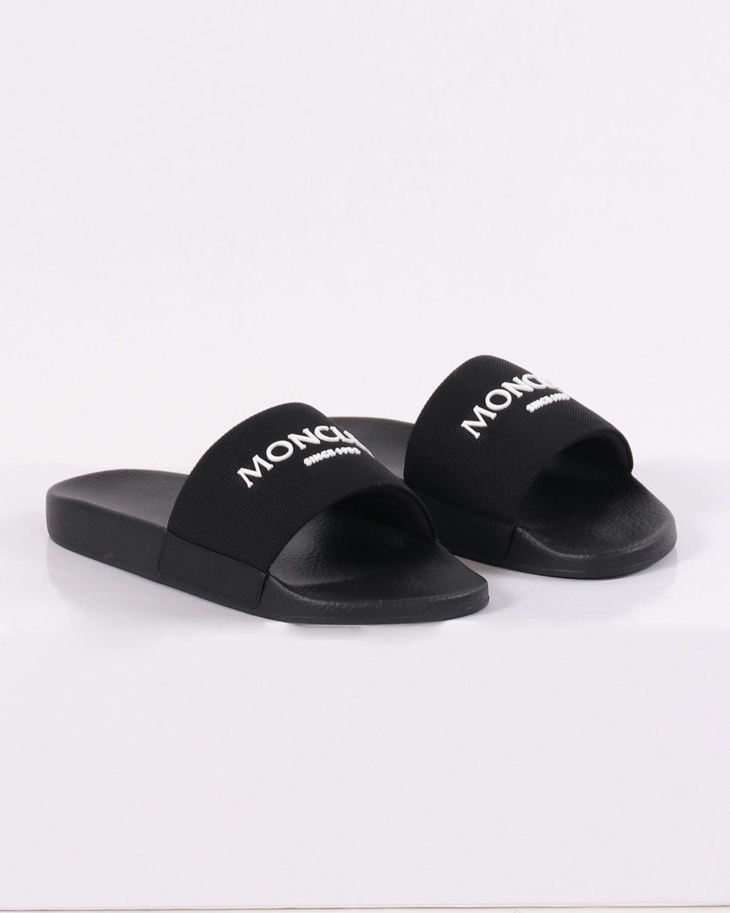 Moncler slippers zwart