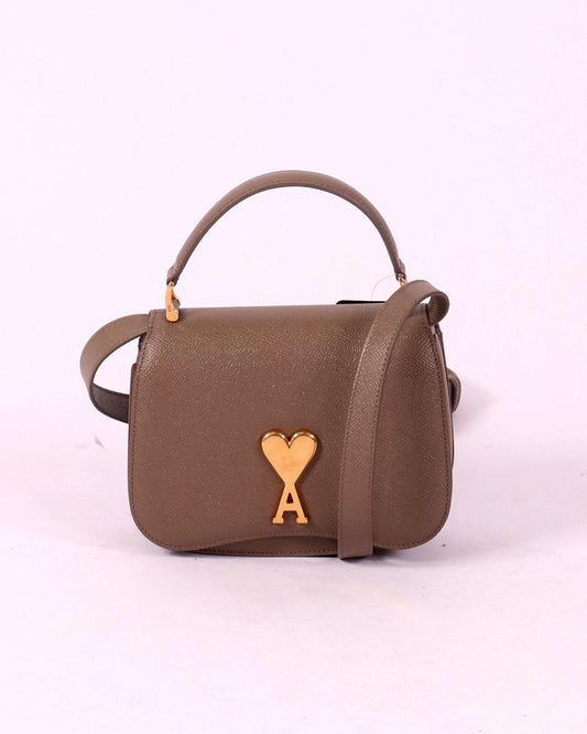 Taupe crossbody tas van Ami met goudkleurig logo